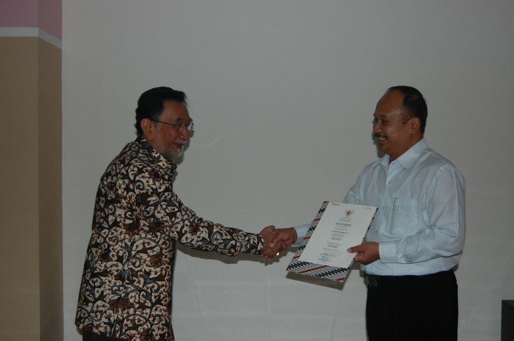 penyerahan sertifikat asesor kompetensi - BNSP oleh Ketua BKSP Jawa Tengah Hertoto Basuki kepada Direktur LPP Perkebunan Gnawan Tjiptadi
